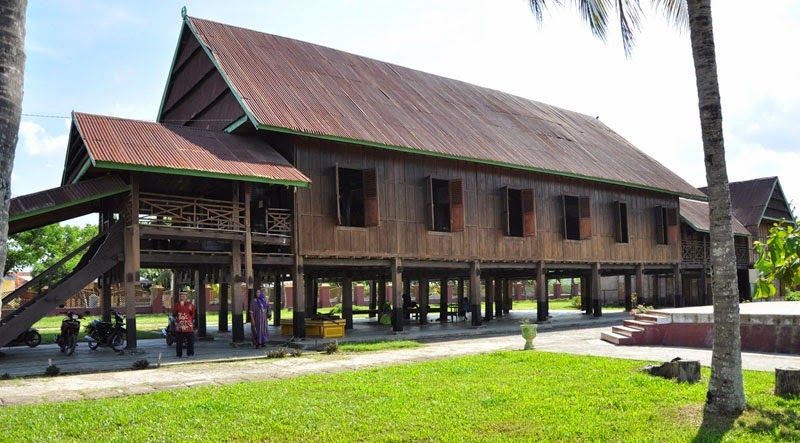 rumah-adat-bugis-2 rumah-adat-bugis-2